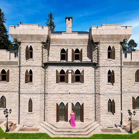 The Castle - Your Unique Way Of Retreat 게스트하우스 보로베츠