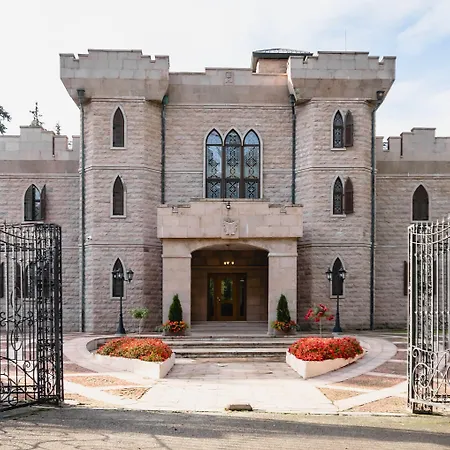 The Castle - Your Unique Way Of Retreat بيت ضيافة بوروفتس